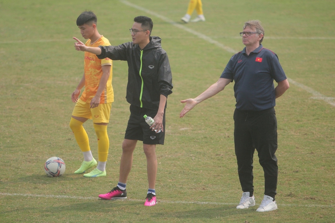 HLV Troussier nổi n&oacute;ng, mắng t&eacute; t&aacute;t qu&acirc;n bầu Hiển v&igrave; lỗi cấm kỵ - Ảnh 7.