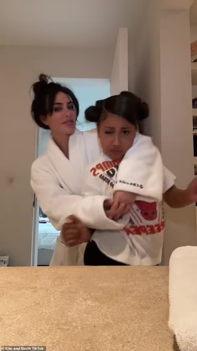Kim Kardashian mặc áo choàng kín đáo cùng con gái quay video Tiktok - Ảnh 5.