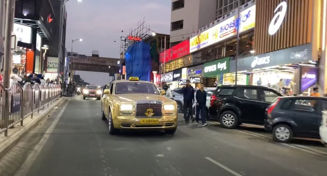 Cũng là taxi nhưng không phải Vios: Triệu phú mang hẳn Rolls-Royce Phantom mạ vàng đi chạy dịch vụ khiến dân tình trầm trồ - Ảnh 3.