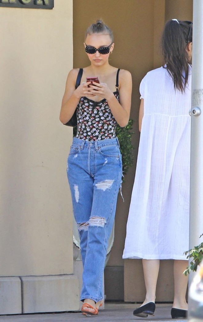 Learn from Johnny Depp's daughter how to wear stylish jeans, look beautiful in any style - Photo 3.