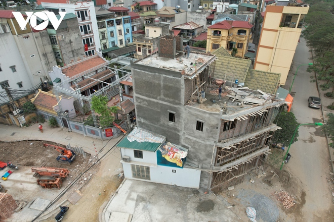 Cận cảnh loạt nh&agrave; m&eacute;o m&oacute; kỳ dị tr&ecirc;n con đường 500 tỷ ở Ho&agrave;ng Mai - Ảnh 5.
