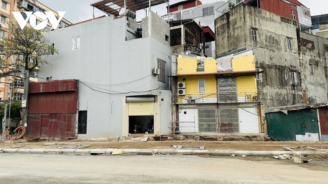 Cận cảnh loạt nh&agrave; m&eacute;o m&oacute; kỳ dị tr&ecirc;n con đường 500 tỷ ở Ho&agrave;ng Mai - Ảnh 3.