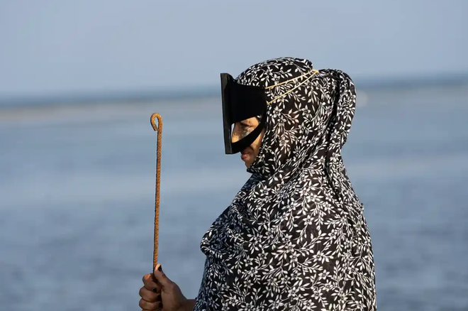 Vùng đất nơi nữ giới sơn móng tay, mặc áo dài truyền thống cầm giáo ra biển săn mực - Ảnh 4.