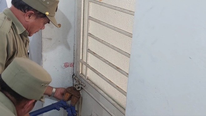Đ&agrave; Nẵng: Ph&aacute; kho&aacute;, cưỡng chế 21 căn hộ chung cư bị chiếm giữ tr&aacute;i ph&eacute;p - Ảnh 1.