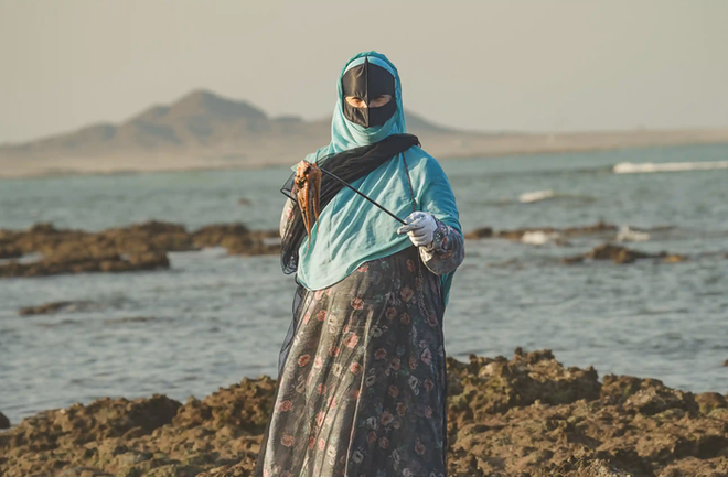 Vùng đất nơi nữ giới sơn móng tay, mặc áo dài truyền thống cầm giáo ra biển săn mực - Ảnh 2.