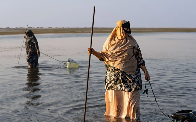 Vùng đất nơi nữ giới sơn móng tay, mặc áo dài truyền thống cầm giáo ra biển săn mực - Ảnh 1.