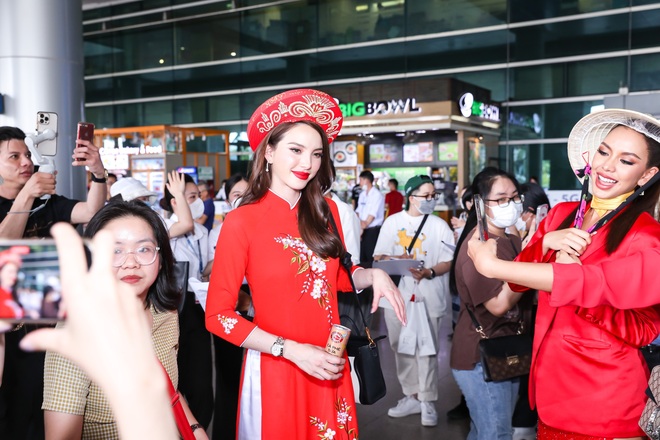 Chủ tịch Nawat và 8 mỹ nhân Miss Grand Thái chốt đơn đỉnh nhất đã đổ bộ Tân Sơn Nhất, diện áo dài để ghi điểm fan Việt - Ảnh 10.