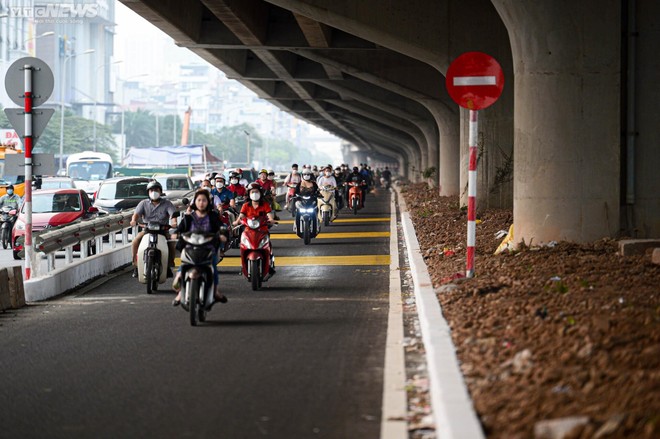 Dân phá trụ bê tông, mở lối đi vào làn mở rộng trên tuyến đường dày đặc lô cốt - Ảnh 8.