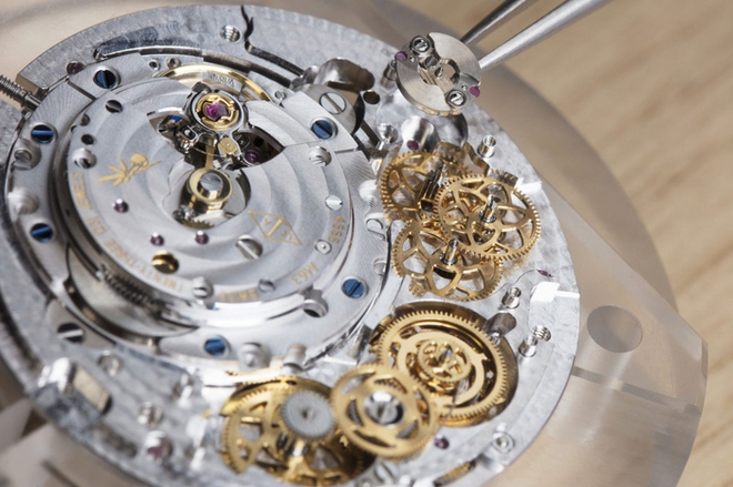 Đồng hồ có giá 7 tỷ nhưng người dùng phải đếm hoa để xem giờ