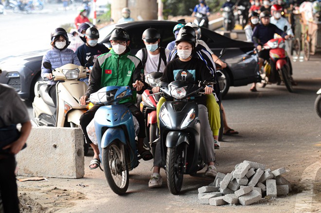 Dân phá trụ bê tông, mở lối đi vào làn mở rộng trên tuyến đường dày đặc lô cốt - Ảnh 5.