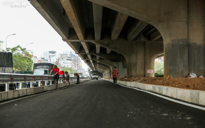 Dân phá trụ bê tông, mở lối đi vào làn mở rộng trên tuyến đường dày đặc lô cốt - Ảnh 3.