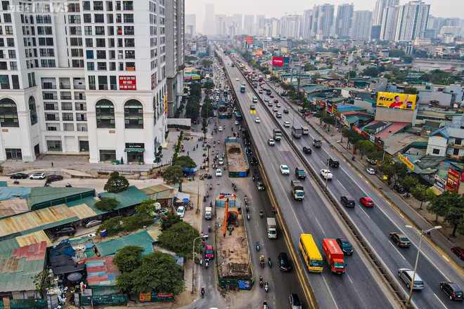 Dân phá trụ bê tông, mở lối đi vào làn mở rộng trên tuyến đường dày đặc lô cốt - Ảnh 2.