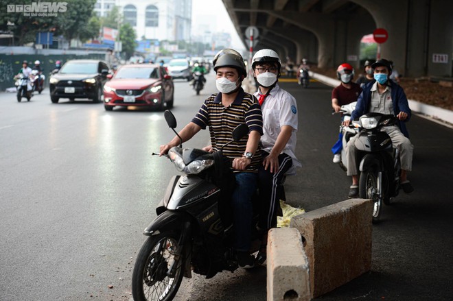 Dân phá trụ bê tông, mở lối đi vào làn mở rộng trên tuyến đường dày đặc lô cốt - Ảnh 13.