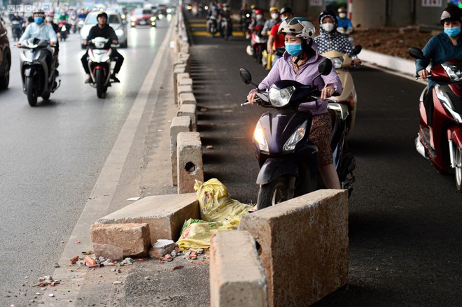 Dân phá trụ bê tông, mở lối đi vào làn mở rộng trên tuyến đường dày đặc lô cốt - Ảnh 12.