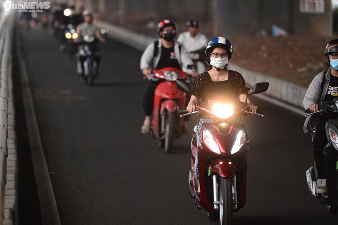 Dân phá trụ bê tông, mở lối đi vào làn mở rộng trên tuyến đường dày đặc lô cốt - Ảnh 11.