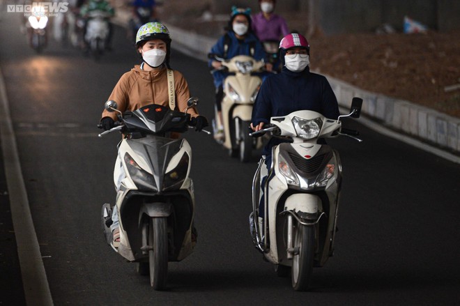 Dân phá trụ bê tông, mở lối đi vào làn mở rộng trên tuyến đường dày đặc lô cốt - Ảnh 10.