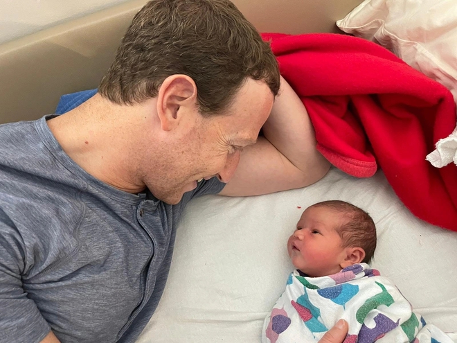 Ông chủ Facebook Mark Zuckerberg khoe ảnh con gái thứ 3 vừa chào đời, hút 2 triệu like chỉ vì một chi tiết này! - Ảnh 1.