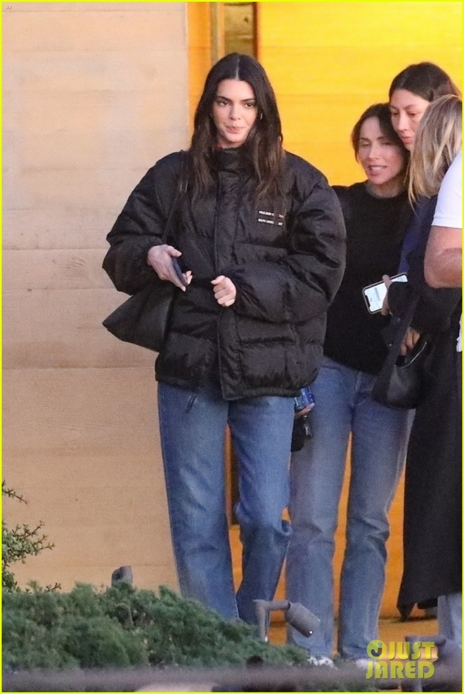 Kendall Jenner xinh đẹp ra phố sau khi bị chê là cô gái xấu tính - Ảnh 9.