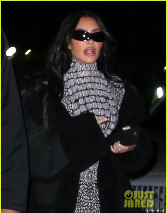 Kim Kardashian diện catsuit lấp lánh, khoe body nóng bỏng tại sự kiện - Ảnh 4.