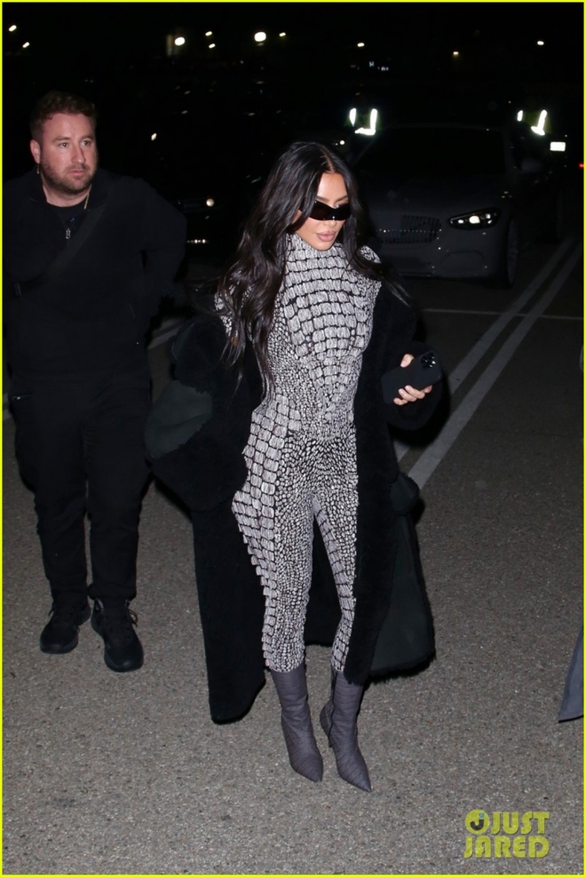 Kim Kardashian diện catsuit lấp lánh, khoe body nóng bỏng tại sự kiện - Ảnh 1.