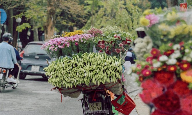 Hoa loa kèn xuống phố dịu dàng tinh khôi gọi tháng tư về - Ảnh 1.