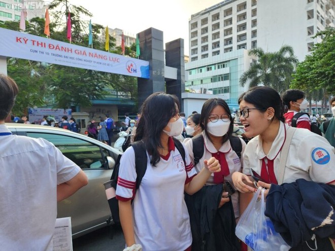 Thi đánh giá năng lực ĐH Quốc gia TP.HCM: Đông thí sinh nhất từ trước đến nay - Ảnh 3.