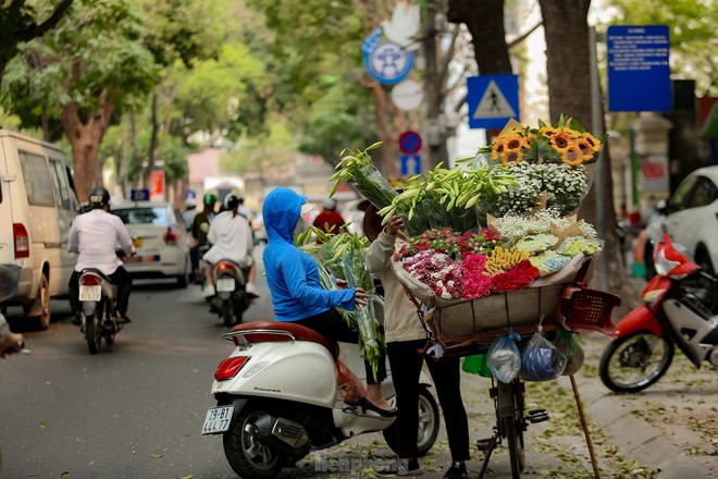 Hoa loa kèn xuống phố dịu dàng tinh khôi gọi tháng tư về - Ảnh 4.