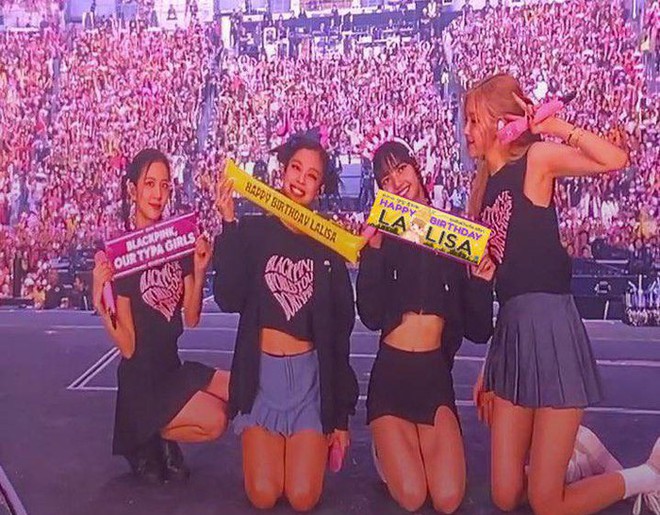 Fan quốc tế phẫn nộ vì BTC concert BLACKPINK tịch thu, vứt banner của Lisa dưới đất - Ảnh 8.