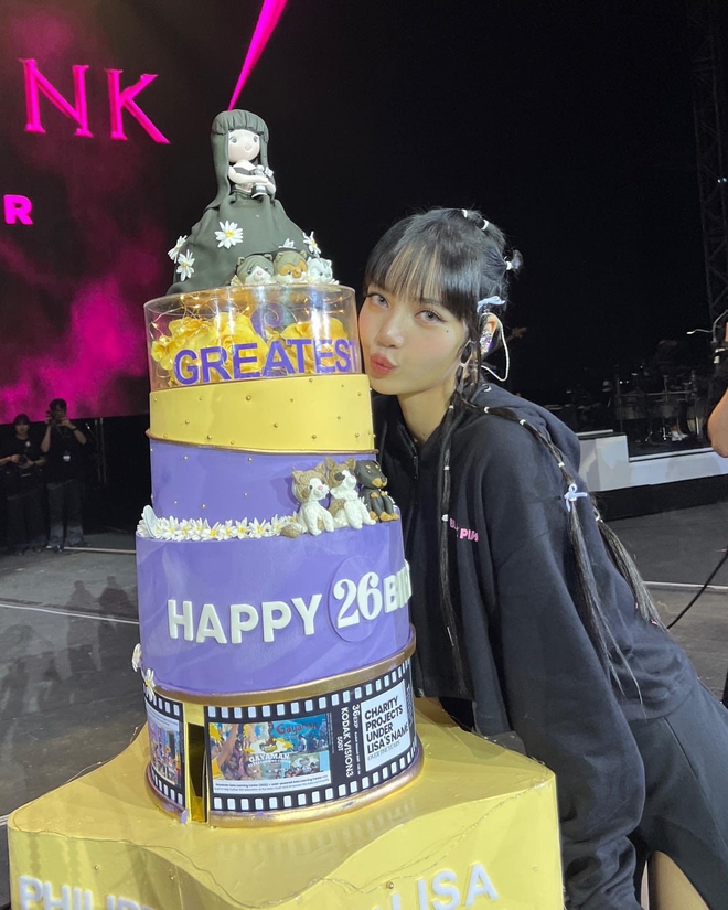 The sea of ​​lightsticks changing color is unbelievable, fans gave BLACKPINK, Lisa celebrated a cozy birthday at the concert - Photo 8.