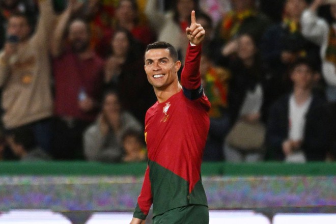 Top 10 cầu thủ ghi nhiều bàn thắng nhất cho ĐTQG: Ronaldo bỏ xa Messi - Ảnh 1.