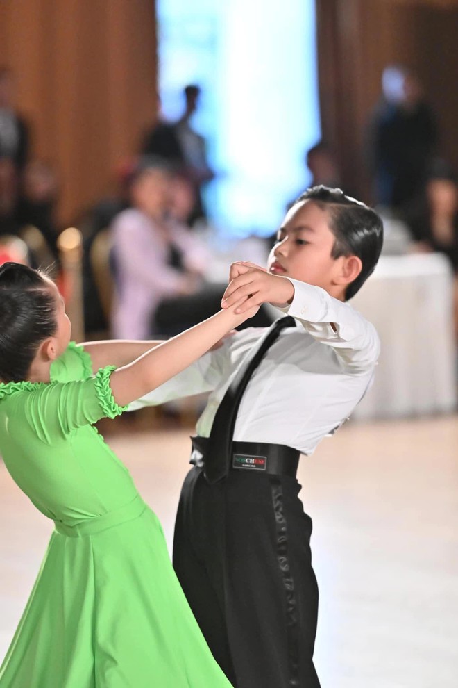 Con trai của Khánh Thi - Phan Hiển vô địch thế giới dancesport hạng tuổi Thiếu Nhi, cách dạy con của hai vợ chồng rất đáng nể phục - Ảnh 2.