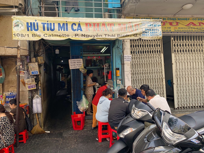 Tiệm hủ tiếu mì cá 80 năm ở Quận 1 đến ăn phải chấp nhận nguyên tắc thay chỗ và “thủ tục” tung tô đặc biệt của bà chủ - Ảnh 1.