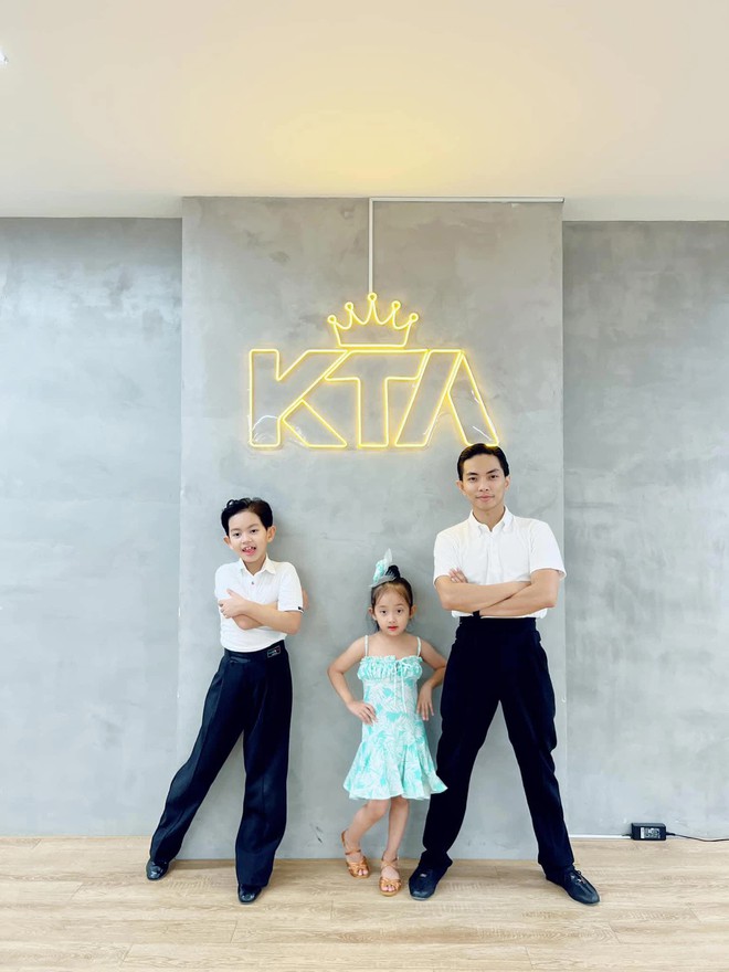 Con trai của Khánh Thi - Phan Hiển vô địch thế giới dancesport hạng tuổi Thiếu Nhi, cách dạy con của hai vợ chồng rất đáng nể phục - Ảnh 9.