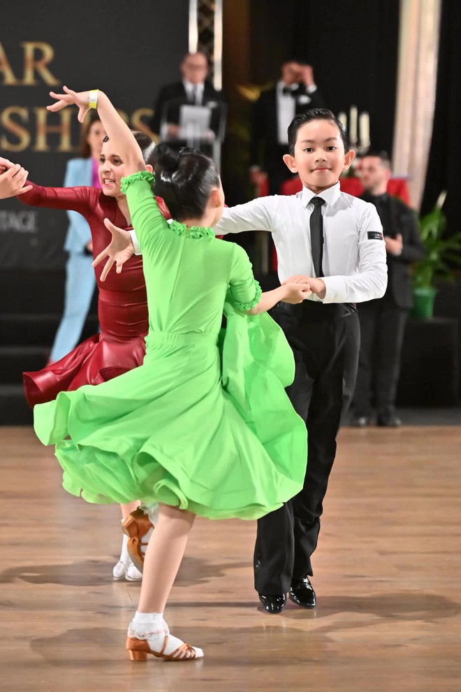 Con trai của Khánh Thi - Phan Hiển vô địch thế giới dancesport hạng tuổi Thiếu Nhi, cách dạy con của hai vợ chồng rất đáng nể phục - Ảnh 7.
