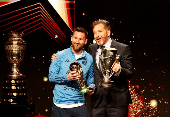 Lionel Messi được LĐBĐ Nam Mỹ dựng tượng - Ảnh 4.