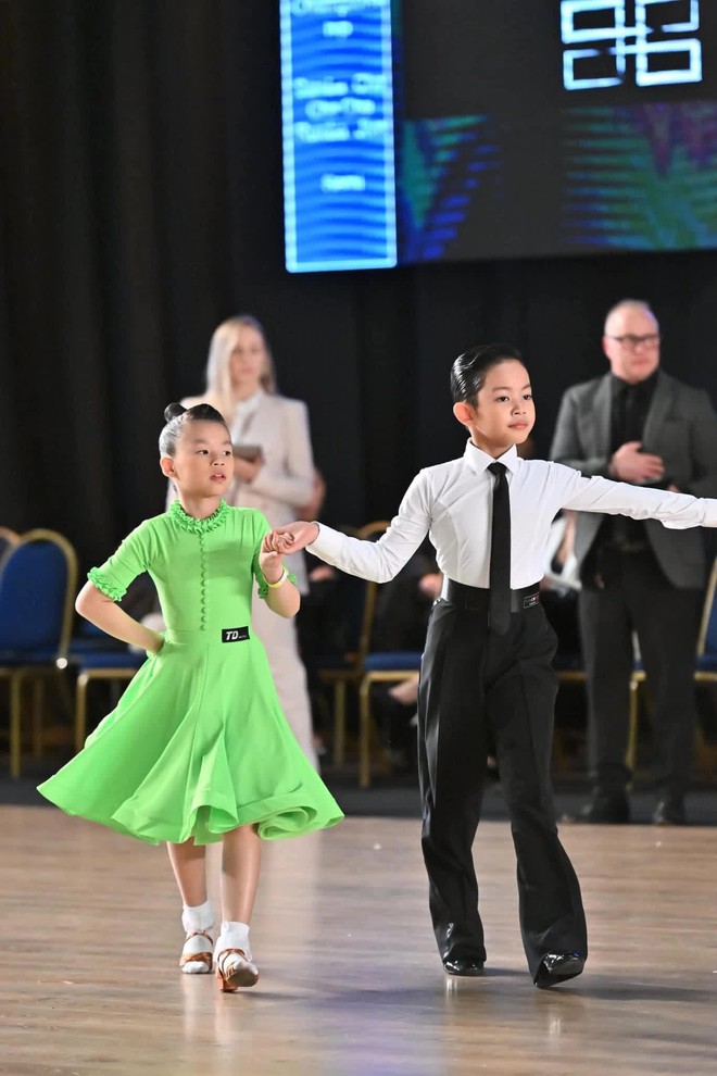 Con trai của Khánh Thi - Phan Hiển vô địch thế giới dancesport hạng tuổi Thiếu Nhi, cách dạy con của hai vợ chồng rất đáng nể phục - Ảnh 4.