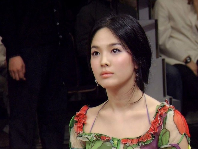 Song Hye Kyo lén làm điều này khi đứng bên tài tử Kwon Sang Woo trên sân khấu 20 năm trước - Ảnh 2.
