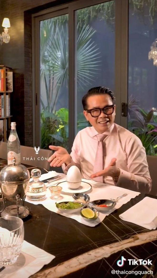 Những lần ăn uống xa hoa của Thái Công: Mì tôm phải dùng bát 20 triệu, ăn hột vịt lộn trong bộ dụng cụ hơn 50 triệu - Ảnh 2. Những lần ăn uống xa hoa của Thái Công: Mì tôm phải dùng bát 20 triệu, ăn hột vịt lộn trong bộ dụng cụ hơn 50 triệu - Ảnh 2.