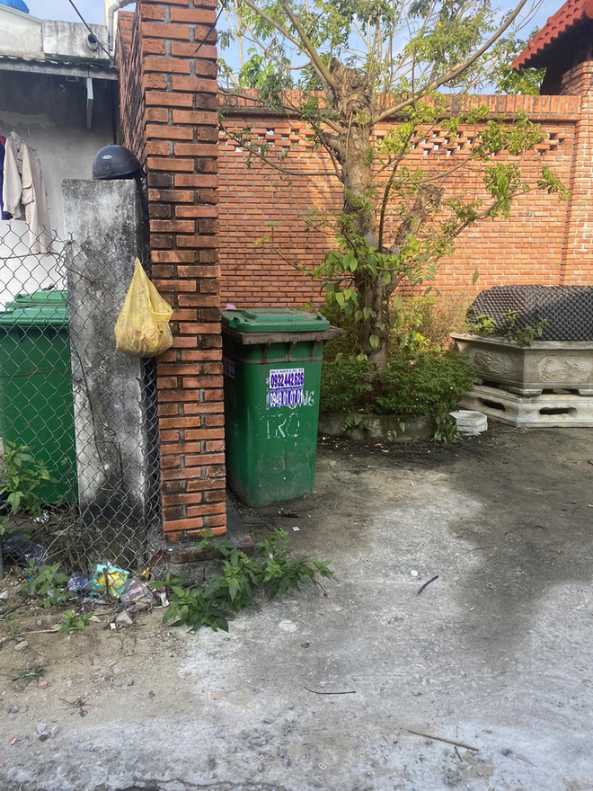 B&eacute; sơ sinh bị bỏ rơi trong th&ugrave;ng r&aacute;c gần trường đại học - Ảnh 2.