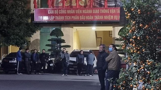Vụ c&aacute;n bộ Sở Giao th&ocirc;ng vận tải tử vong trong tư thế treo cổ: Ph&aacute;t hiện l&aacute; thư để lại - Ảnh 1.