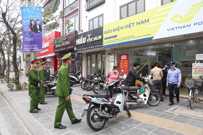 Ngày đầu Hà Nội ra quân giành lại vỉa hè, nhiều chủ cửa hàng bê đồ bỏ chạy - Ảnh 16.