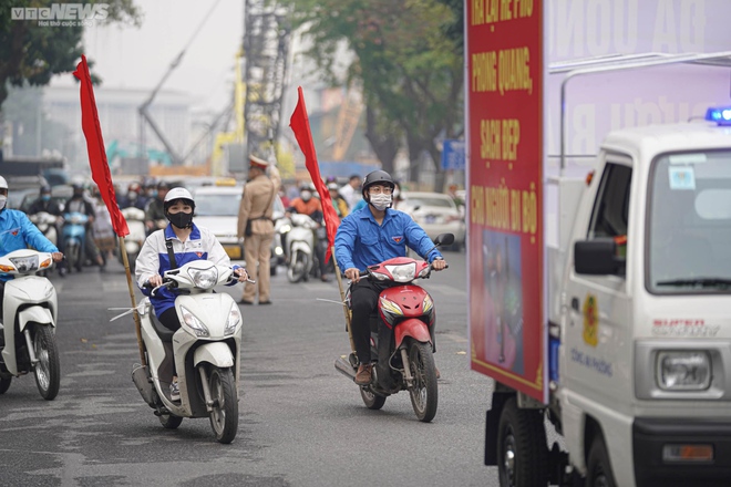 Ng&agrave;y đầu H&agrave; Nội ra qu&acirc;n gi&agrave;nh lại vỉa h&egrave;, nhiều chủ cửa h&agrave;ng b&ecirc; đồ bỏ chạy - Ảnh 4.