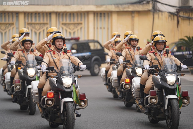 Ngày đầu Hà Nội ra quân giành lại vỉa hè, nhiều chủ cửa hàng bê đồ bỏ chạy - Ảnh 3.