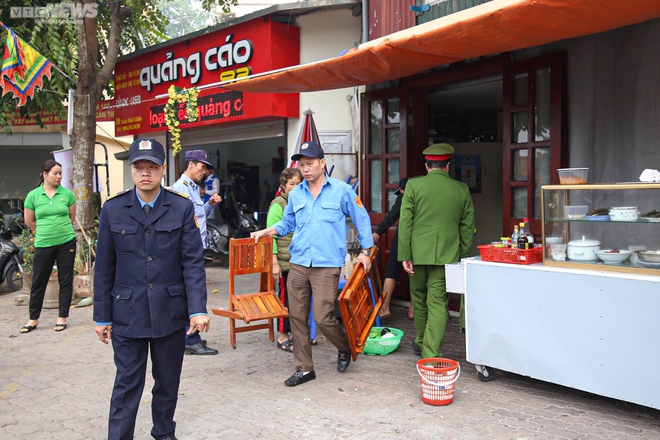 Ng&agrave;y đầu H&agrave; Nội ra qu&acirc;n gi&agrave;nh lại vỉa h&egrave;, nhiều chủ cửa h&agrave;ng b&ecirc; đồ bỏ chạy - Ảnh 15.