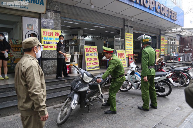 Ng&agrave;y đầu H&agrave; Nội ra qu&acirc;n gi&agrave;nh lại vỉa h&egrave;, nhiều chủ cửa h&agrave;ng b&ecirc; đồ bỏ chạy - Ảnh 12.