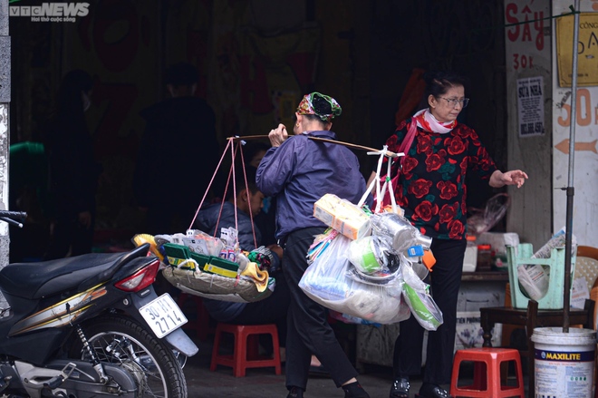 Ngày đầu Hà Nội ra quân giành lại vỉa hè, nhiều chủ cửa hàng bê đồ bỏ chạy - Ảnh 10.
