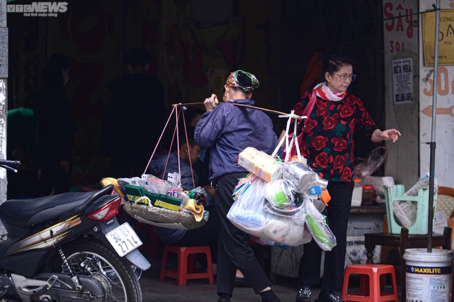 Ng&agrave;y đầu H&agrave; Nội ra qu&acirc;n gi&agrave;nh lại vỉa h&egrave;, nhiều chủ cửa h&agrave;ng b&ecirc; đồ bỏ chạy - Ảnh 10.