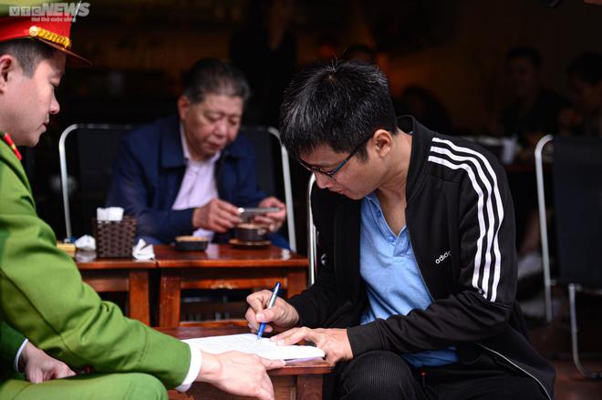 Ng&agrave;y đầu H&agrave; Nội ra qu&acirc;n gi&agrave;nh lại vỉa h&egrave;, nhiều chủ cửa h&agrave;ng b&ecirc; đồ bỏ chạy - Ảnh 9.