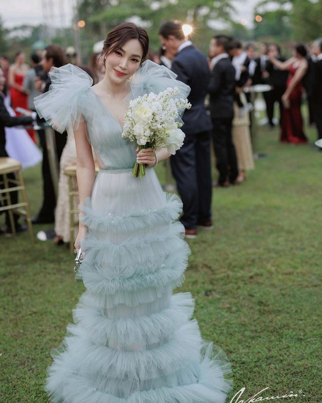 Drama hi hữu ở tiệc cưới Nong Poy: Một nữ diễn viên bị dân tình mỉa mai vì lên đồ lồng lộn, lấn át cô dâu - Ảnh 2.