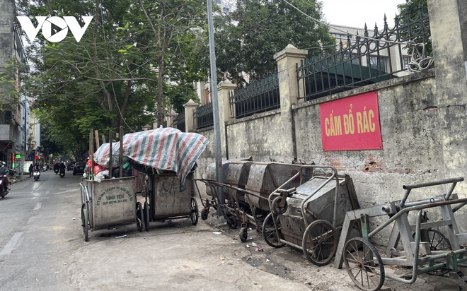 Xe thu gom rác hoạt động trong giờ cấm, xe tập kết rác chiếm dụng lòng lề đường - Ảnh 11.